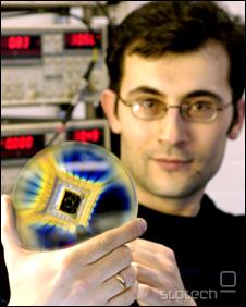  Dr. Leonid Ponomarenko ka&#382;e napravo z vgrajenim tranzistorjem
