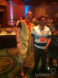 Jono Bacon, med nastopom v hot-dog kostimu.