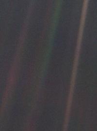 Znamenita fotografija Pale Blue Dot. Tako je videti Zemlja z razdalje 6 milijard kilometrov.