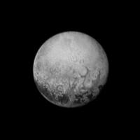 Oddaljena stran Plutona s &#269;udnimi lisami z razdalje 4 milijonov kilometrov 11. julija 2015