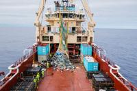 Oceansko smetarsko vozilo prazni vre&#269;o oceanskih smeti