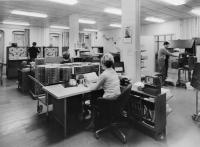  Primer ra&#269;unskega centra IBM z elektronskim ra&#269;unalnikom in tipi&#269;no periferno opremo iz sredine &#x161;estdesetih. (CC Public domain)