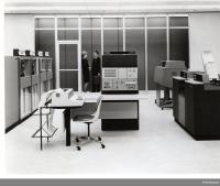  Kasnej&#x161;a manj&#x161;a razli&#269;ica iz serije IBM 360/25. Norsk Teknisk Museum, Oslo. (CC BY-SA 4.0) 
