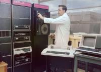  Mini ra&#269;unalnik DEC PDP-11/34 s teleprinterjem DECWriter in zaslonskim terminalom DEC VT-52. (CC Public domain)