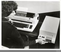   Tipi&#269;en IBM pisalni stroj z enoto za zapisovanje na magnetne kartice. Norsk Teknisk Museum, Oslo. (CC BY-SA 4.0)