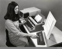   Sodobna pisarni&#x161;ka tehnologija za obdelavo besedil v sedemdesetih. Norsk Teknisk Museum, Oslo. (CC BY-SA 4.0)