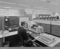  Ve&#269;ji ra&#269;unalni&#x161;ki center z IBM/370 in periferijo. Oslo Museum, fotografiral Leif Ornelund. (CC BY-SA 4.0)
