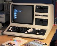  Mikrora&#269;unalnik Tandy TRS-80 model 4. Blake Peterson za Wikimedia. (CC BY 2.0)