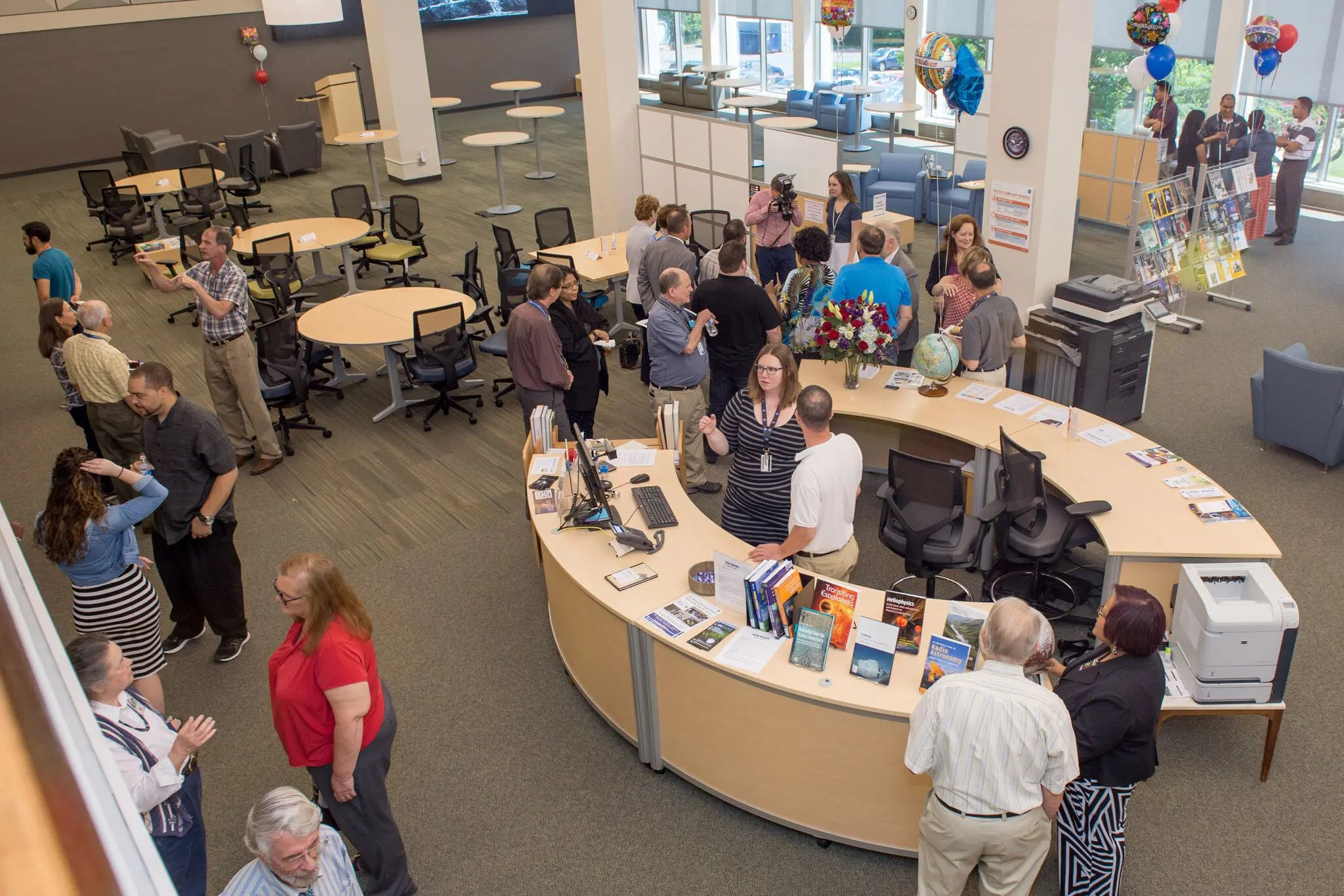 NASA zaradi krčenja proračuna zapira knjižnico, knjige bodo romale v smeti
