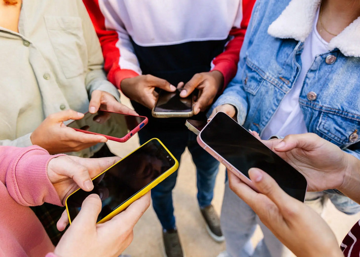 Avstralska prepoved družbenih omrežij za mlade močno luknjičasta