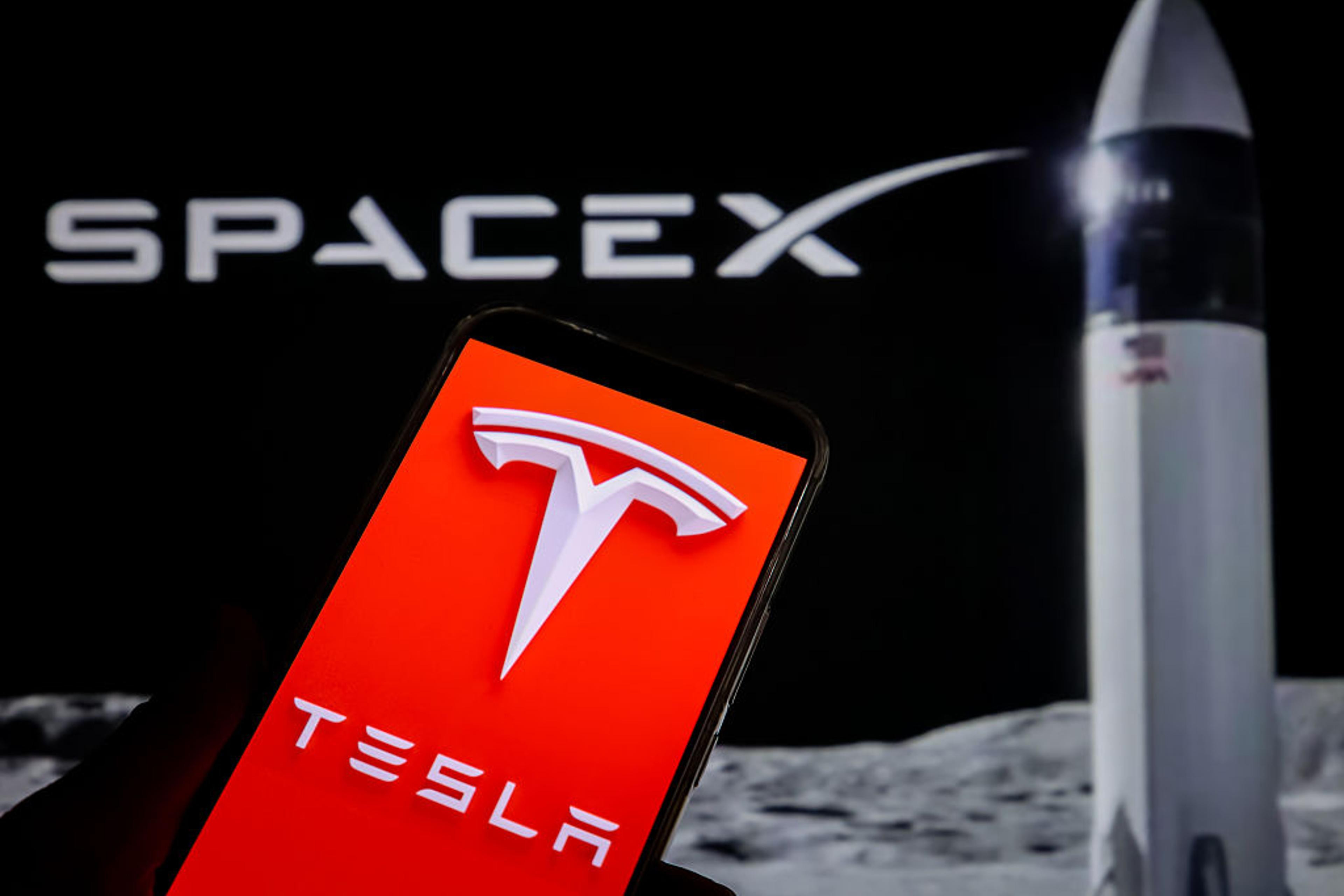 Musk bi združil SpaceX in Teslo